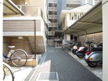バイク置場と駐輪場