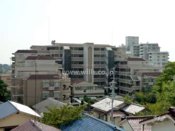 周辺はマンションと一戸建てが混在する住宅地。駅からの道程はほぼ平坦です。