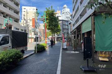 敷地の北西側前面道路（南西側から）