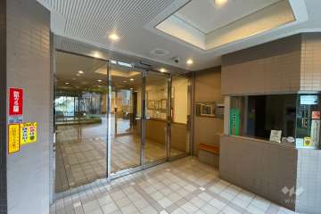 エントランスはオートロック付きです。