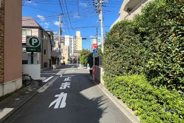 敷地西側の前面道路