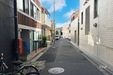 敷地西側の前面道路
