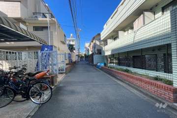 敷地の北側前面道路（東側から）