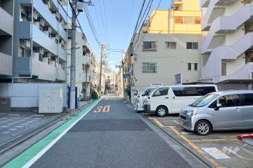 敷地北側の前面道路（西側から）