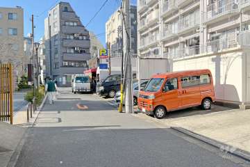 敷地南側の前面道路（東側から）