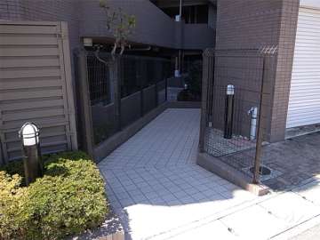 駐輪場へのアプローチ