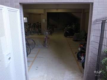 駐輪場は屋内にあります。