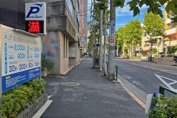 敷地東側の前面道路（南側から）
