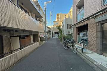 敷地東側の前面道路（南側から）