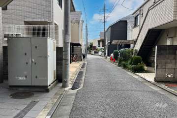 敷地西側の前面道路