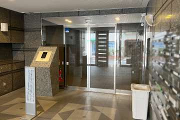 エントランスはオートロック付きです。