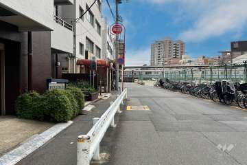 敷地西側の前面道路