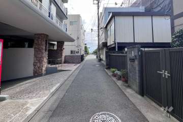 敷地の西側前面道路（北側から）