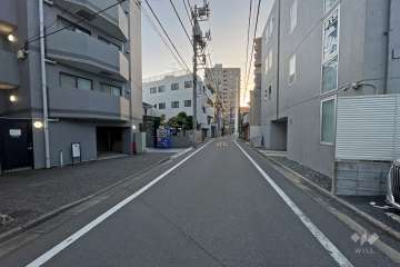 敷地北側の前面道路（東側から）