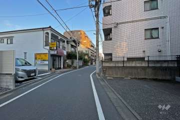 敷地北側の前面道路（西側から）