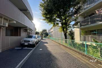 敷地北側の前面道路（東側から）