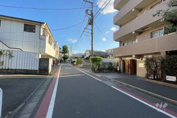 敷地東側の前面道路（北側から）