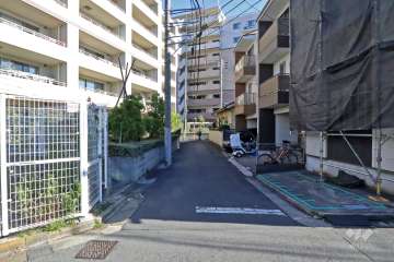 敷地西側の前面道路(西側から)