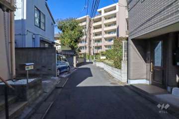 敷地南東側の前面道路(南西側から)