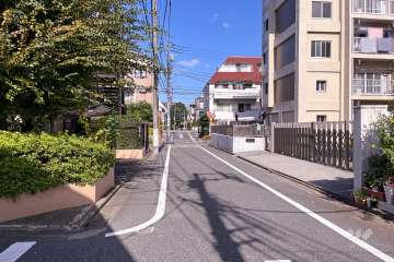 敷地東側の前面道路（南側から）