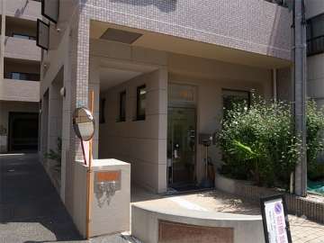 敷地入口。1階には店舗が入っています。