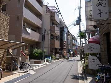敷地南側の前面道路。周辺は住宅、店舗、事務所などが混在する駅前の街です。