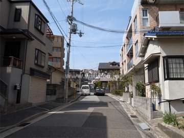 周辺は緩やかな南斜面地の静かな住宅地です。少し西へ行くと夙川が流れています。