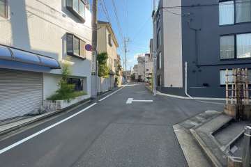敷地の西側前面道路（北側から）