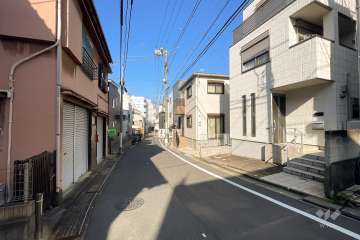 敷地の西側前面道路（南側から）