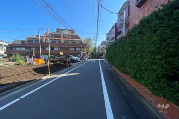 敷地の北側前面道路（西側から）