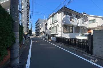 敷地の北側前面道路（東側から）