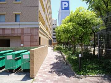 建物1階にある自転車置き場へのアプローチ