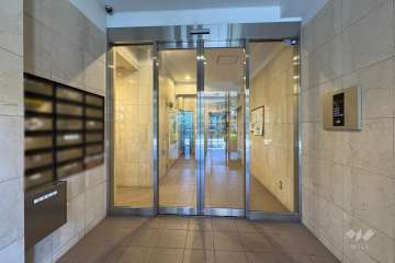 エントランスはオートロック付きです。