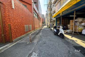 敷地西側の前面道路