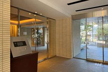 エントランスはオートロック付きです。