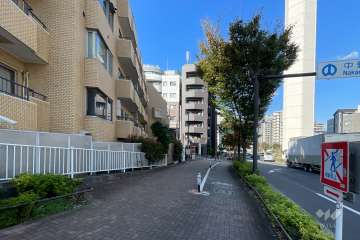 敷地東側の前面道路