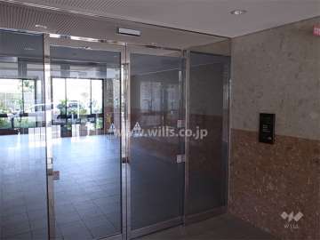 エントランスはオートロック付きです。