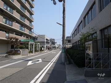 敷地南側の前面道路。道を挟んで郵便局があります。