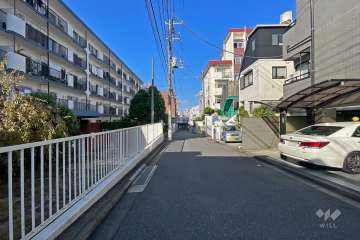 敷地東側の前面道路（南側から）