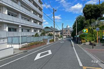 敷地東側の前面道路（南側から）