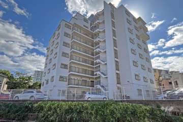 日商岩井弥生町マンションの外観（北西側から）