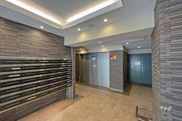 エントランスホールと共用ポスト