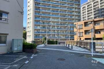 敷地の東側前面道路（南側から）