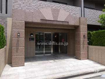 石とタイル張りのエントランス