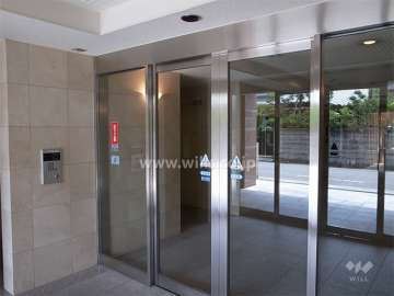 エントランスはオートロック付きです。