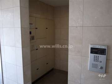 オートロックの操作盤と宅配ボックス