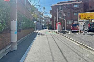 敷地の西側前面道路（北側から）