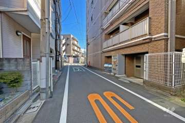 敷地の北側前面道路（西側から）