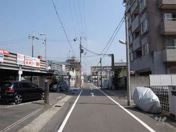 敷地西側の前面道路。