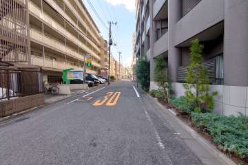 敷地西側の前面道路（南側から）